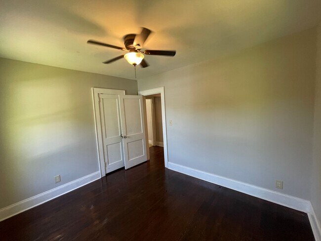 Building Photo - Freshly painted 2 bedroom 1 bathroom house...
