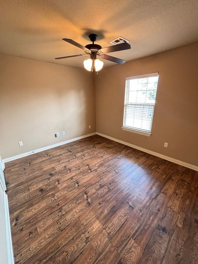 Building Photo - READY NOW! Your Future Home in Clabber Creek! Lawn Maintenance Included!