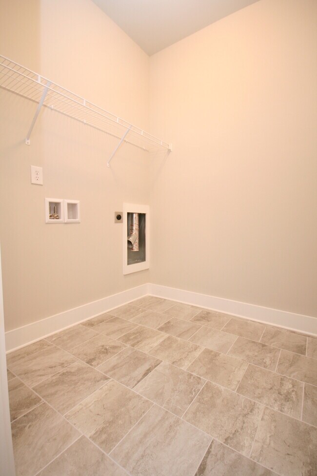 Building Photo - 707 Sluice Dr SW