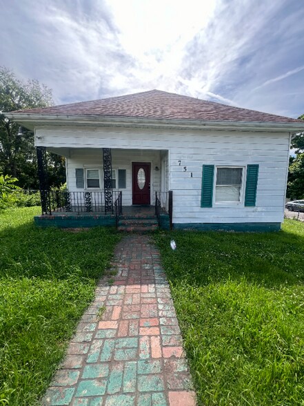 Primary Photo - 751 22nd Ave N