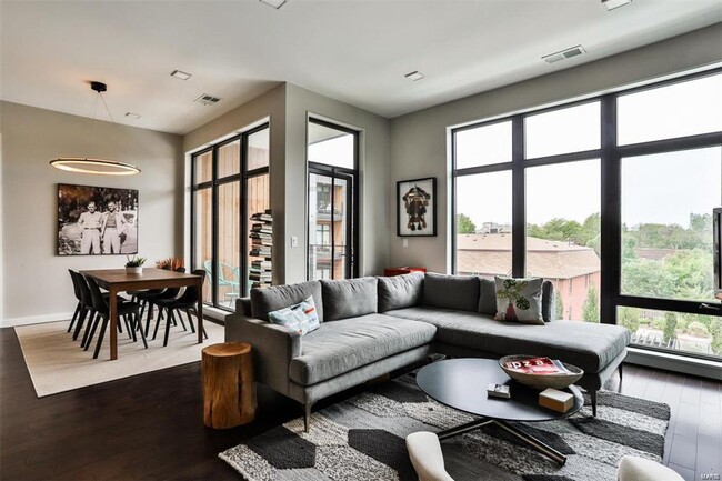 Building Photo - Luxury condo in the CWE