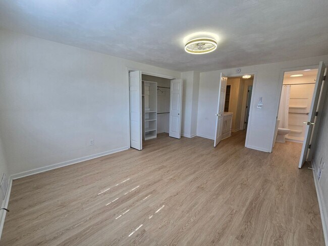 Building Photo - 454 Colonial Dr