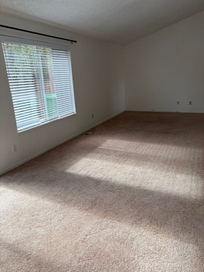 Building Photo - 3 Bed, 2.5 bath home in Carson City, Available 11/11