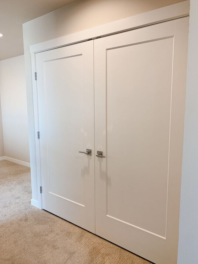 Building Photo - Lease Takeover Available 12/9/25! Sunny 3 bdrm, 2.5 bath in Cordata Neighborhood