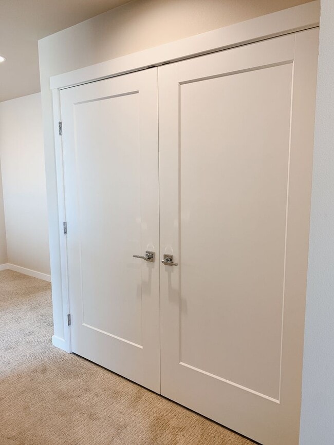 Building Photo - Lease Takeover Available NOW! Sunny 3 bdrm, 2.5 bath in Cordata Neighborhood