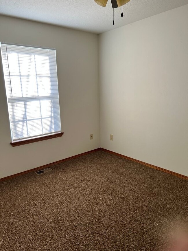 Building Photo - 3 bedroom 2 bath Spacious Duplex in great location!