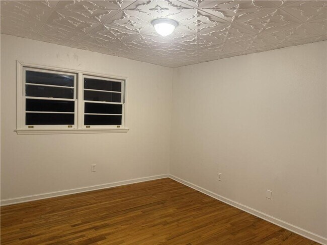 Building Photo - 2222 Parkwood Dr