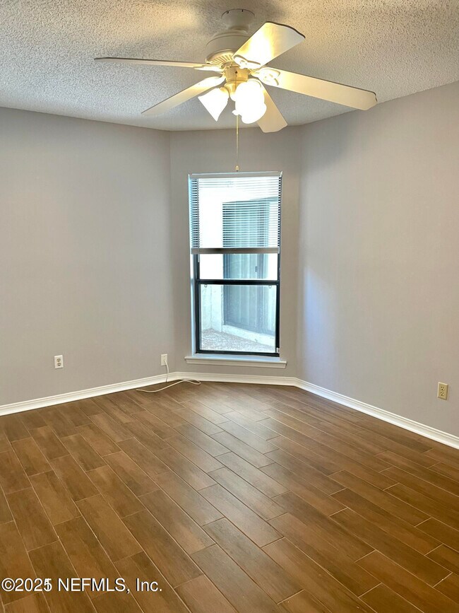 Building Photo - 1185 W Romaine Cir