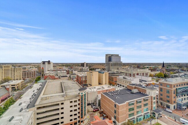 Building Photo - Super-Cool Lower Penthouse Condo Available 05-07-26!! Secured Entry, Garage Parking, Pet-Friendly!