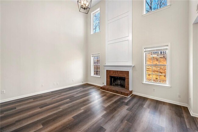 Building Photo - 3300 Northcliff Dr