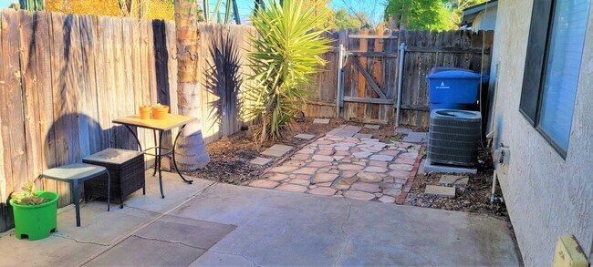 Building Photo - Single Story House in Beautiful Gated Comm...