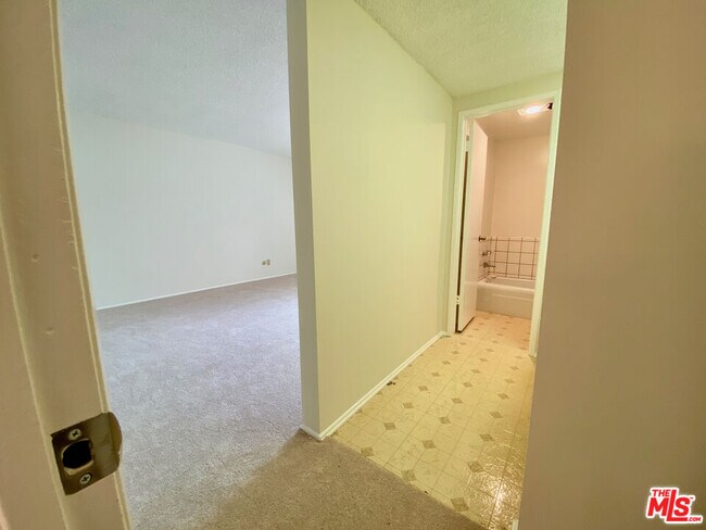 Building Photo - 5650 N Sumner Way