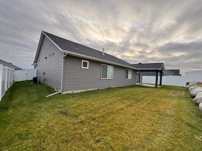 Building Photo - 12772 N Cavanaugh Dr