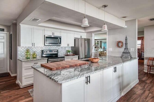 Building Photo - 14665 Crown Dr