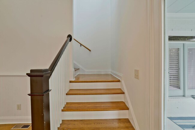 Building Photo - Stunning 4BE/3.5BA home in the very desirable neighborhood, Westhaven!