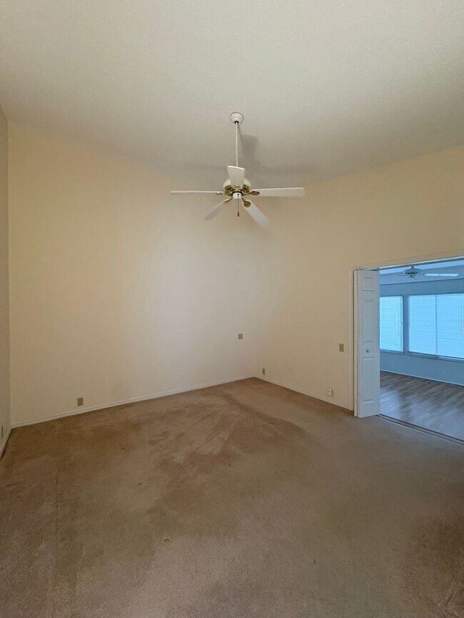 Building Photo - Beautiful 2Bed/2Bath with 2-Car Garage