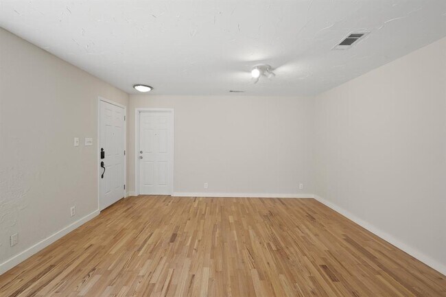 Building Photo - 2218 Bahama Rd