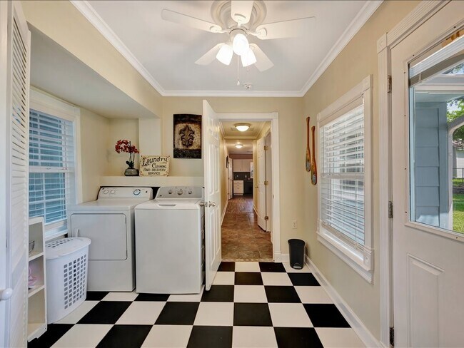 Building Photo - 683 Water View Dr