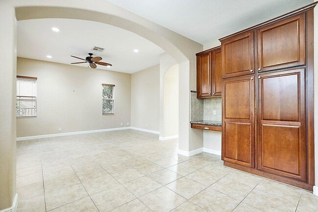 Building Photo - 748 Cresta Cir