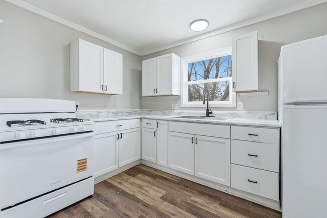 Building Photo - 3-Bedroom w/ New Kitchen Appliances