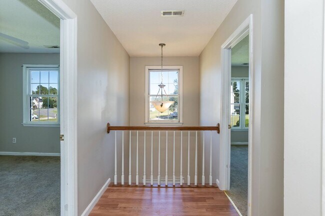 Building Photo - Large Three Bedroom Home!