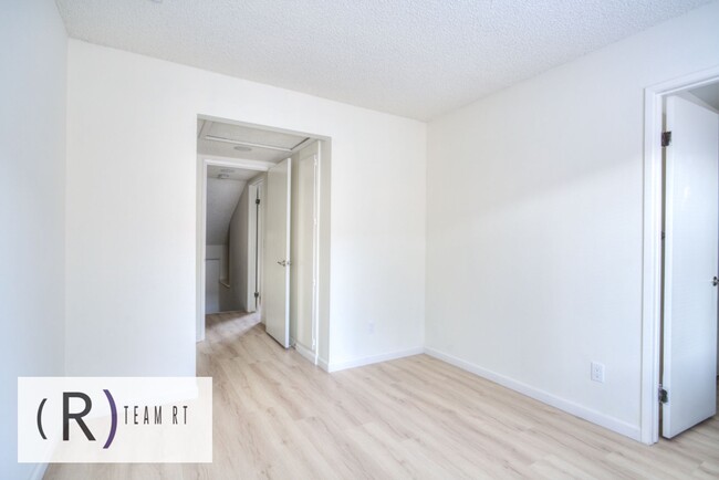 Building Photo - A Newly Renovated Contemporary Condo in Gl...