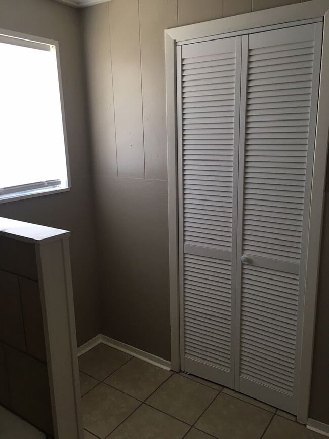 Building Photo - One Bed One Bath House Available June 1