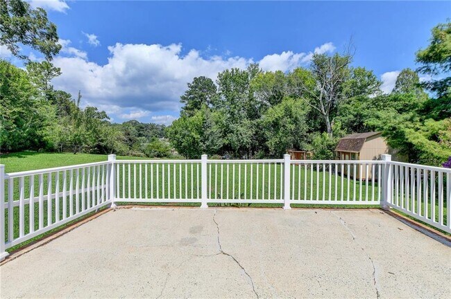 Building Photo - 6085 Glenridge Dr