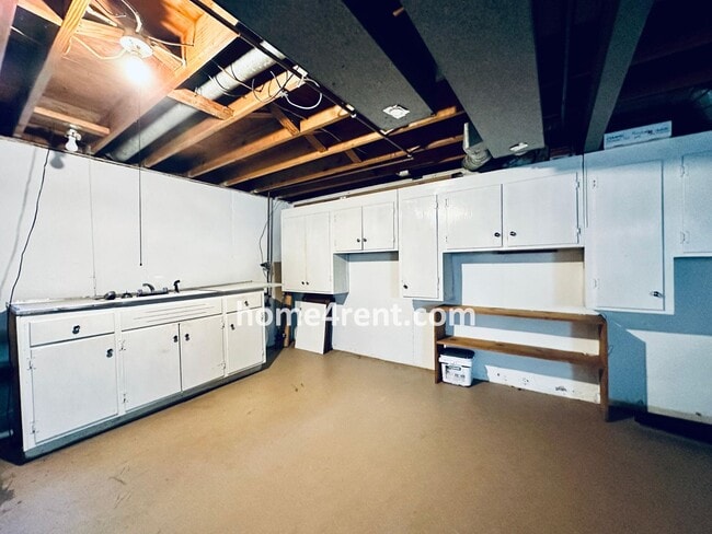 Building Photo - Beautiful Hardwoods w Fenced-in Yard!