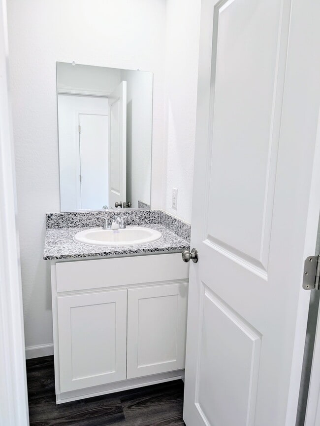 Building Photo - 711 Dylan Ct