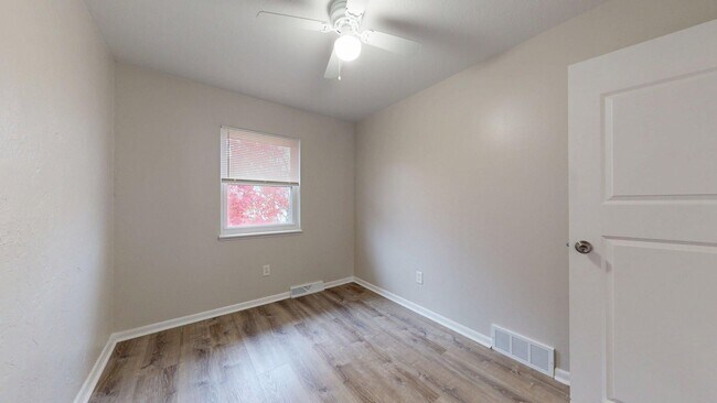 Building Photo - Elyria - updated 3 bed/1 bath townhouses for rent!