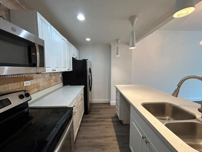 Building Photo - 7545 E Treasure Dr