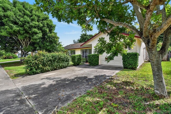 Building Photo - 1102 Westchester Dr E
