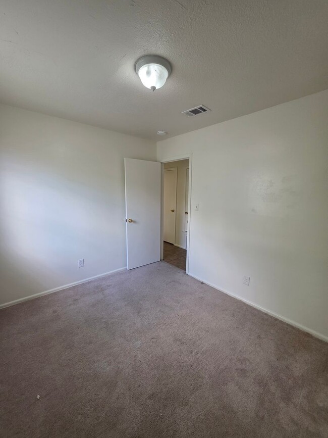Building Photo - 111 Yelco Dr