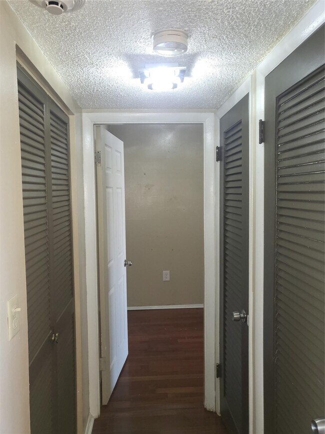 Building Photo - 1075 NE Miami Gardens Dr