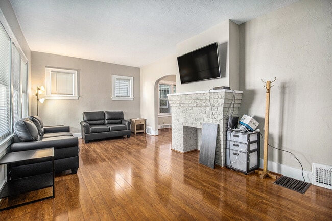 Building Photo - 805 Miner St