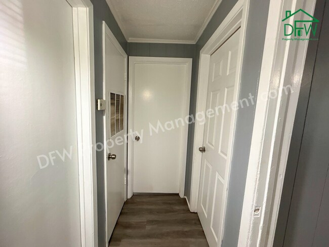 Building Photo - Charming 2-Bedroom Upstairs Apartment in Irving – Convenient Location, Fenced Yard, and More!