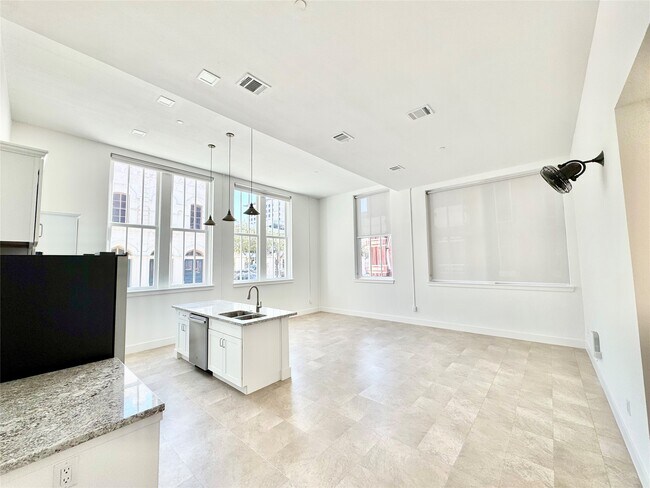 Building Photo - 2102 Mechanic St