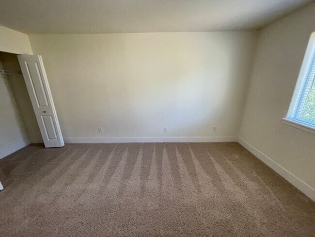 Building Photo - Extremely Spacious 5BD/3BTH Home For Lease...