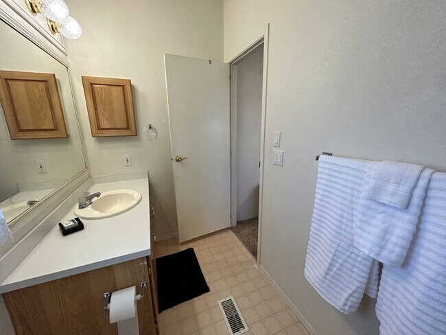 Building Photo - Charming 2-Bedroom 2-Bathroom Furnished Ma...