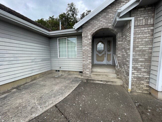 Building Photo - Available Now 3 bedroom 2 bath Hucrest home