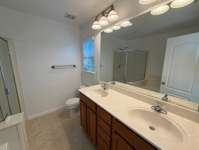 Building Photo - 3301 N Park Dr