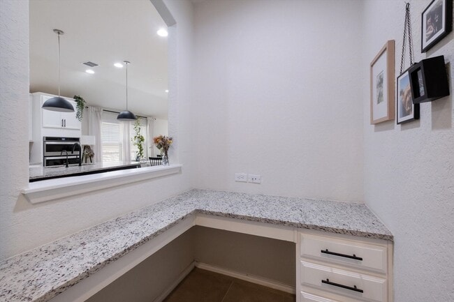 Building Photo - Bright & Airy Home on Curling Post