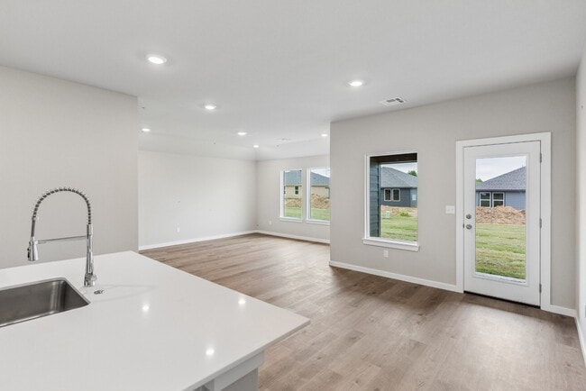 Building Photo - 8517 E Fort Worth St