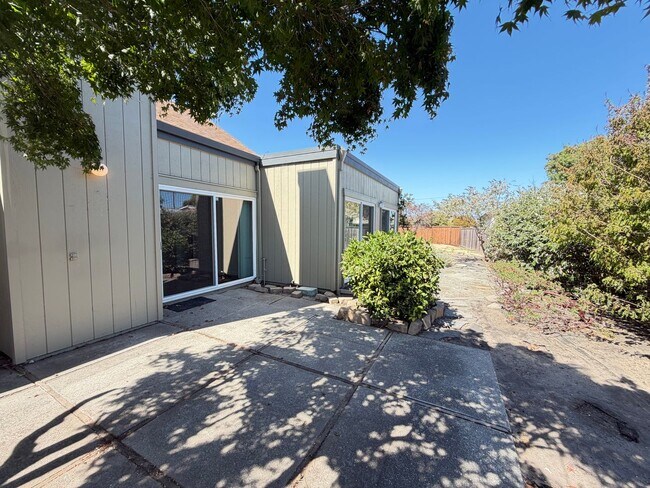 Building Photo - 3555 Magnolia Dr