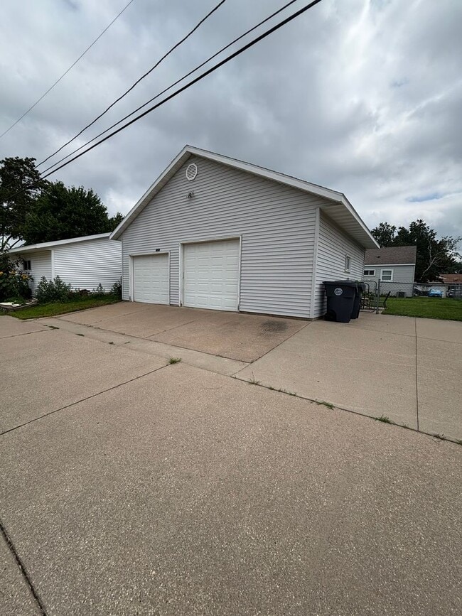 Building Photo - Charming 2-Bedroom Home in La Crosse Close...