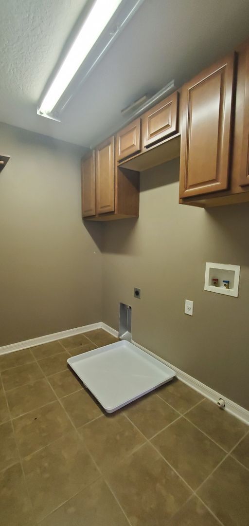 Building Photo - Gorgeous 4-Bedroom, 3-Bathroom Home in Tampa