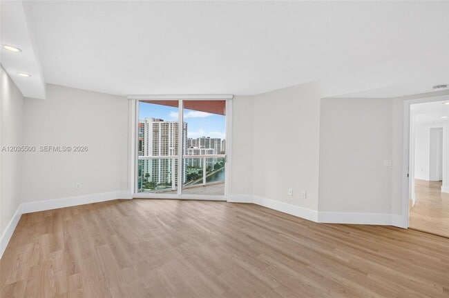 Building Photo - 3370 Hidden Bay Dr