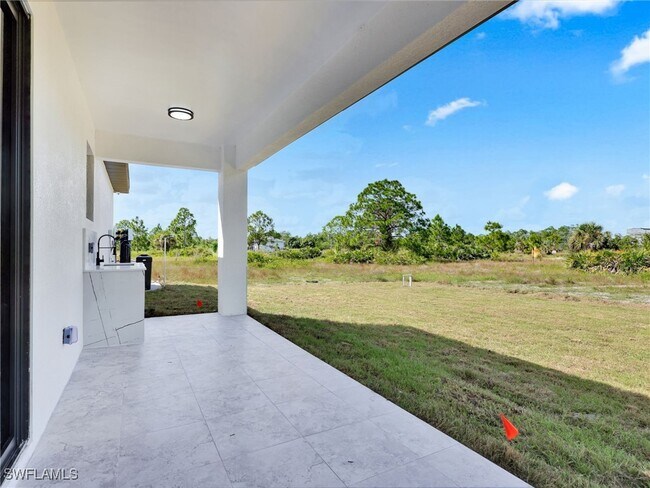 Building Photo - 1119 Earhart St E