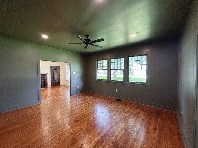 Building Photo - 2726 Sanger Ave
